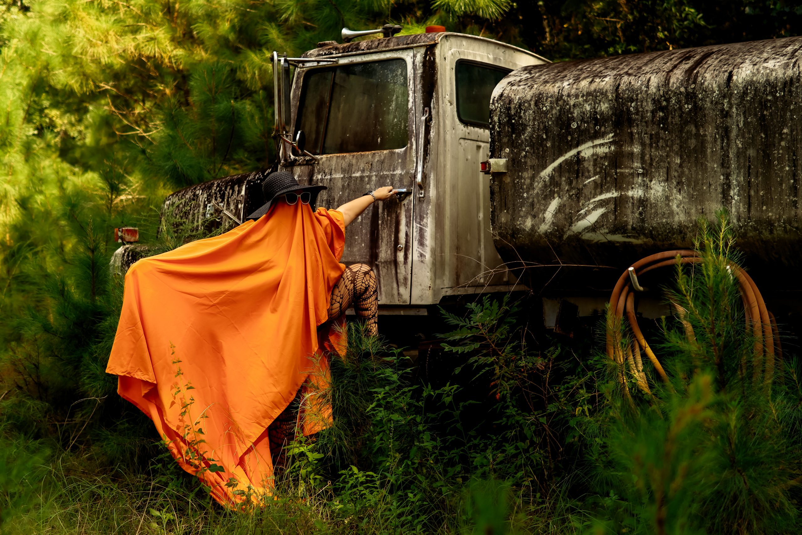 Spooky Season Mini Sessions: Sheet Ghost Photo Sessions in Ocala!